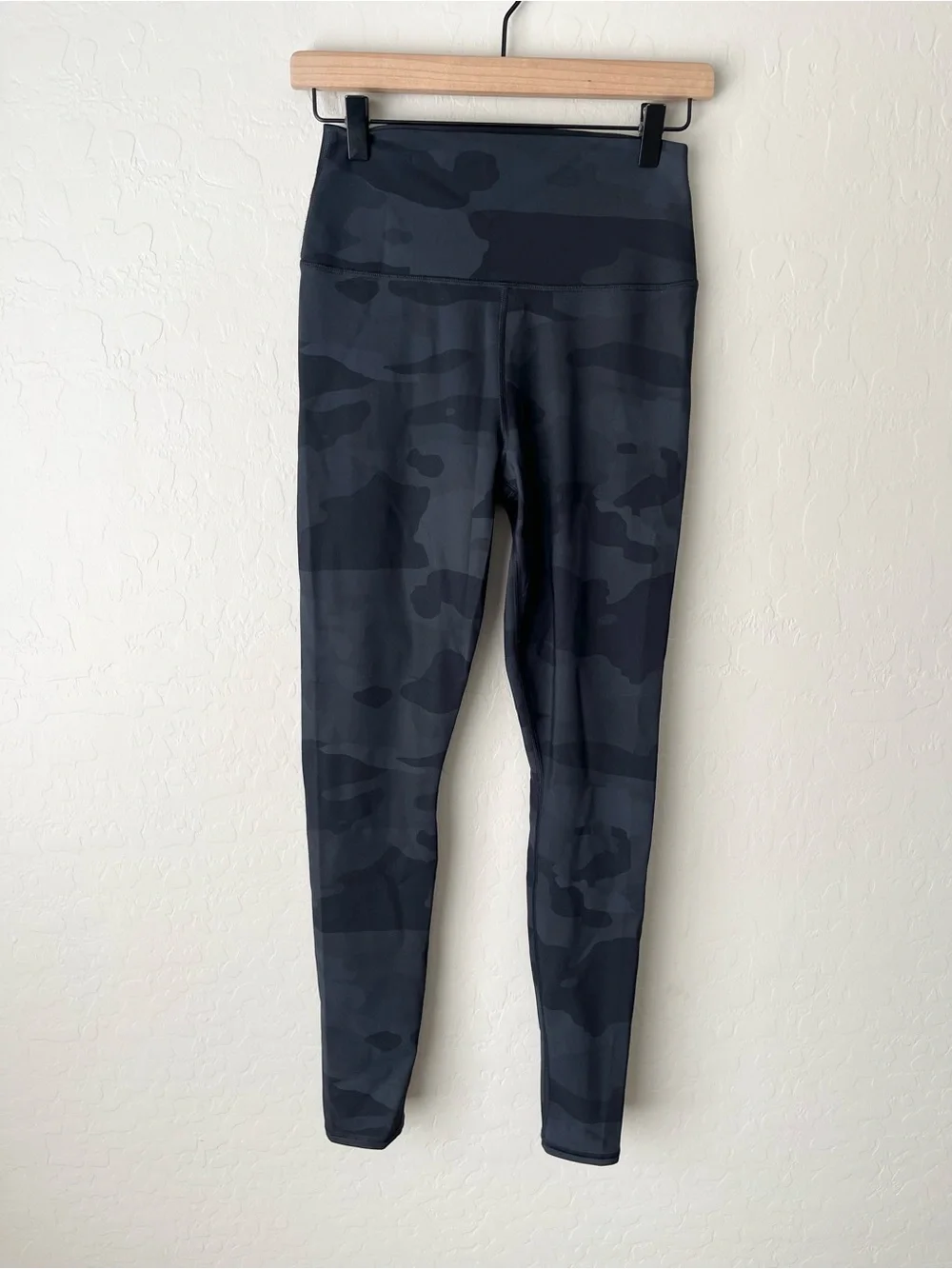 Alo yoga high waist camo vapor leggings medium